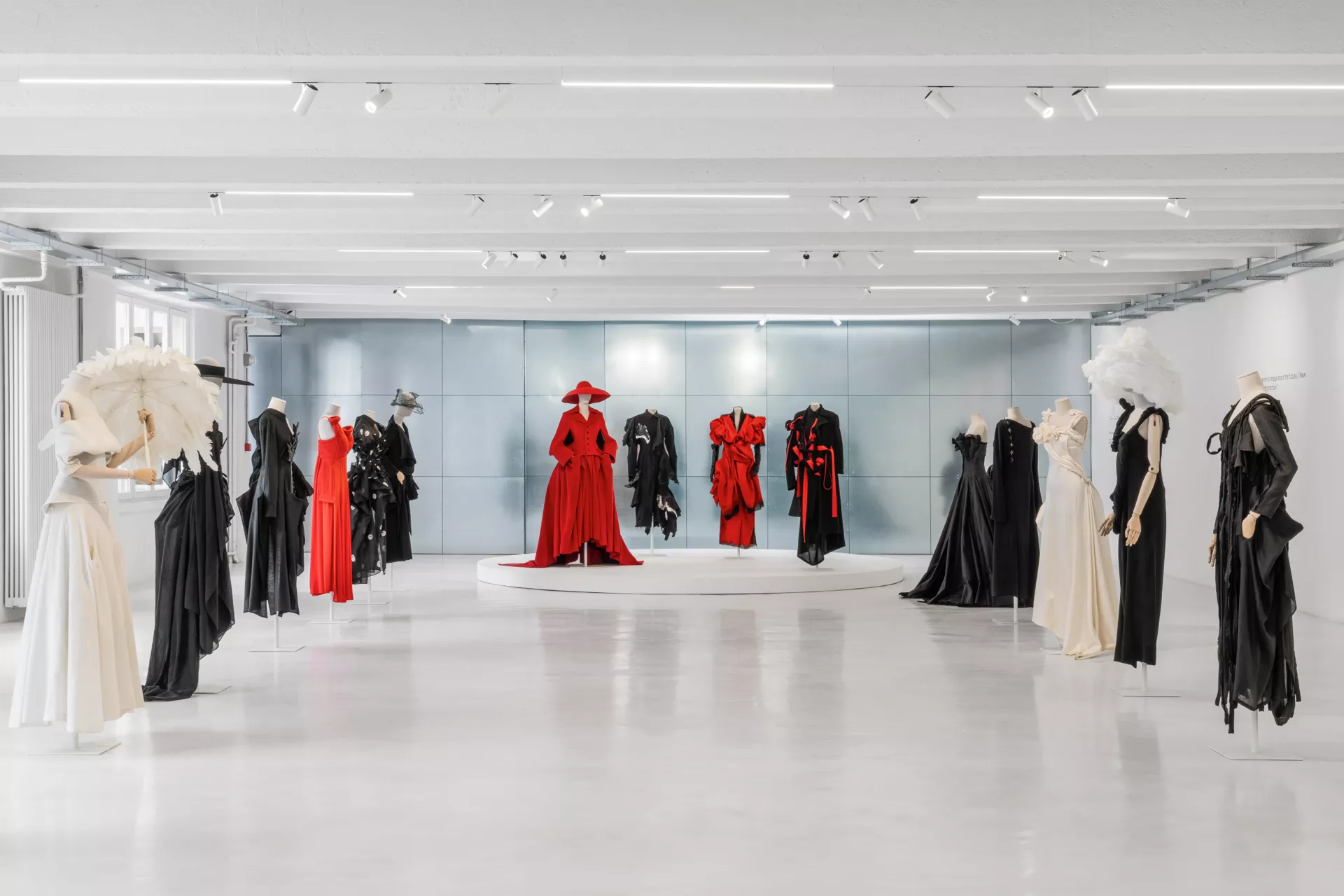 La Gallerie 10·Corso·Como accueille l'exposition dédiée au designer Yohji Yamamoto